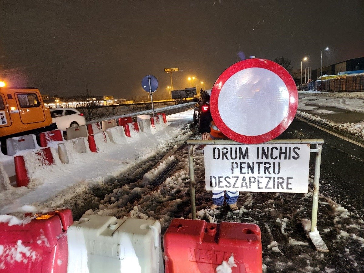 Traficul rutier pe DN 67C, între Novaci și Rânca, a fost complet blocat, din cauza aglomeratiei extreme generate de traficul intens și condițiile sever de iarnă, în special ninsorile abundente din zona montană
