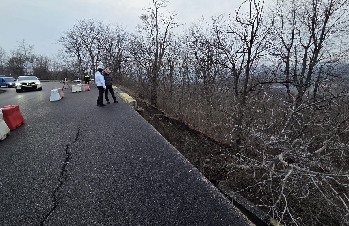 Câmpina, unul dintre orașele din județul Prahova afectate periodic de fenomene naturale extreme, se confruntă în aceste zile cu o situație de o gravitate deosebită, după ce un incident de amploare a dus la prăbușirea unei porțiuni importante de terasament pe Bulevardul Carol I, în zona cartierului Câmpinița