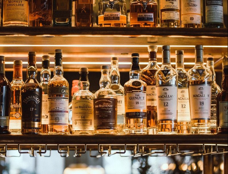 Pentru industria națională de băuturi spirtoase, anul 2025 anunță un recul semnificativ, după ce statisticile recente indică o scădere cu aproape 7% a cantității de alcool accizat în comparație cu anul precedent