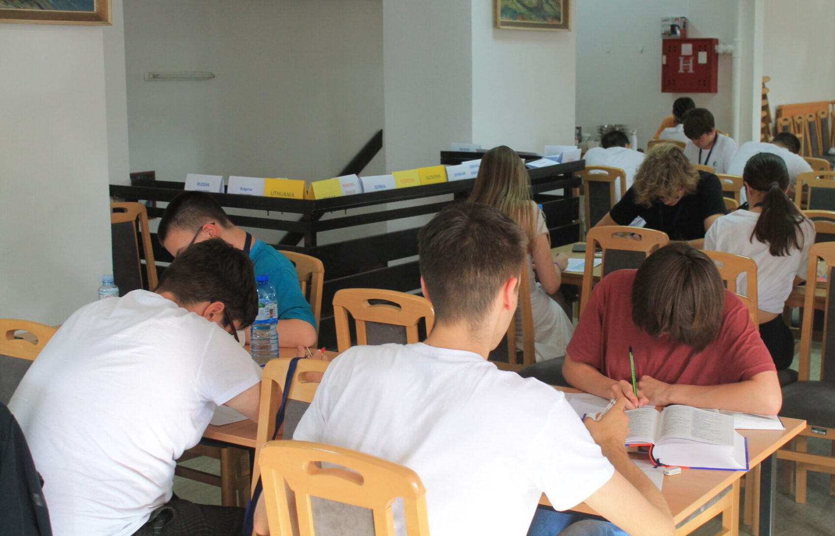 Presiunea asupra profesoralui pentru participarea la simulările naționale riscă să submineze hotărârea elevilor de a boicota examenele Reprezentanții principalelor federații din învățământul românesc, Federația Sindicatelor Libere din Învățământ (FSLI) și Federația Sindicatelor din Educație „Spiru Haret”, au tras un semnal de alarmă cu privire la situația tensionată din unele școli, unde directorii și inspectorii școlari exercită presiuni asupra profesorilor pentru a-i determina să participe la simulările pentru examenele naționale