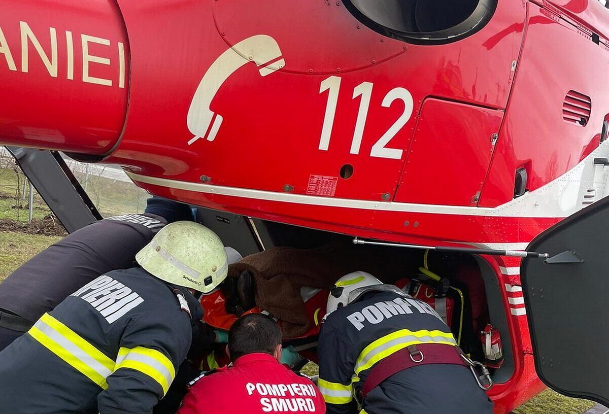 Tragedie în Pasul Poiana Mărului: un accident rutier soldat cu o fată de 14 ani ucisă și șase copii răniți O tragedie s-a produs în această dimineață în localitatea Poiana Mărului, situată în județul Brașov, când un autoturism în care se aflau șase copii și un adult s-a răsturnat pe carosabil