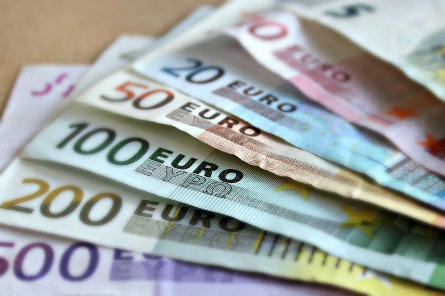 euro-bani-cash-pexels-e1601888461969.jpg - PresaObiectiva