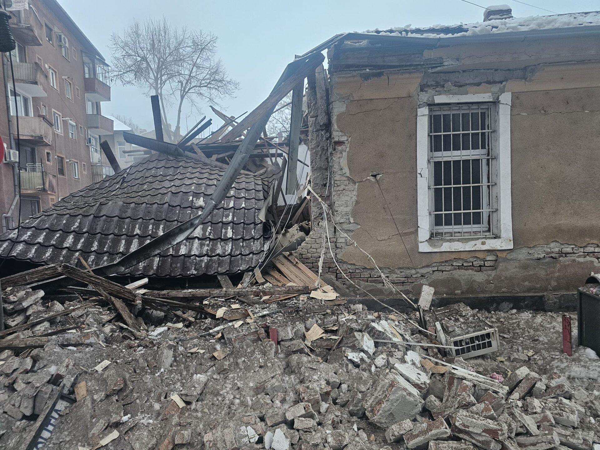 Timișoara, 5 februarie 2023 — O explozie violentă avut loc miercuri după-amiază la sediul Poliției Rutiere Lugoj, situat în județul Timiș, provocând răni grave angajaților aflați în birou