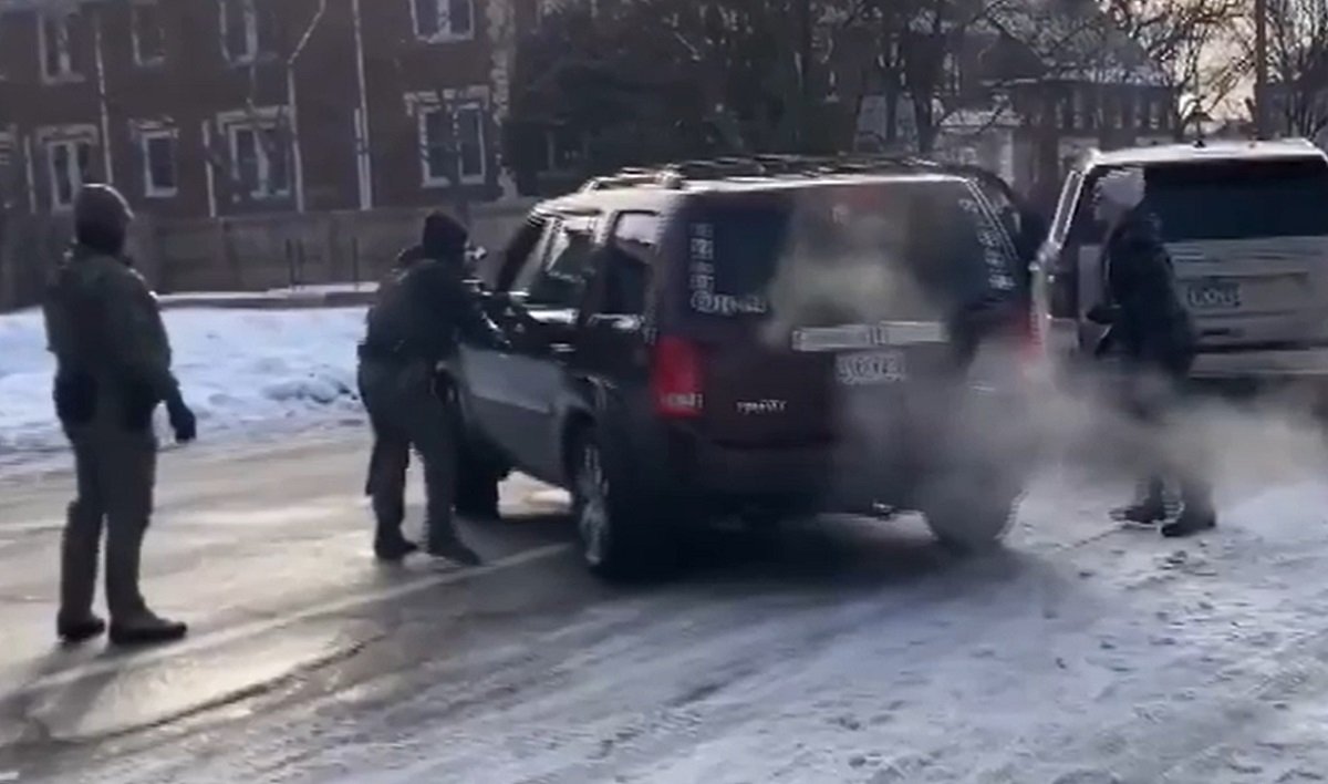 Decizia de a permite agenților ICE să poarte măști în timpul operațiunilor din California provoacă tensiuni legale și conflicte despre transparență și drepturile cetățenilor Un scrutin judiciar recent a adus în centrul dezbaterii drepturile cetățenilor și responsabilitatea agențiilor federale din Statele Unite, după ce un judecător federal a hotărât că agenții pentru imigrare pot continua să poarte măști în timpul operațiunilor în California