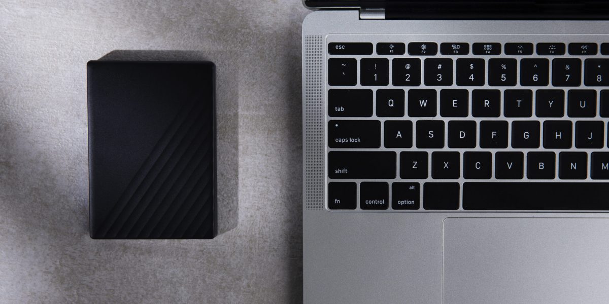 flat-lay-storage-device-laptop-assortment-scaled.jpg - PresaObiectiva