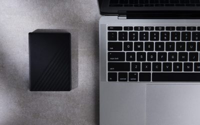 flat-lay-storage-device-laptop-assortment-scaled.jpg - PresaObiectiva