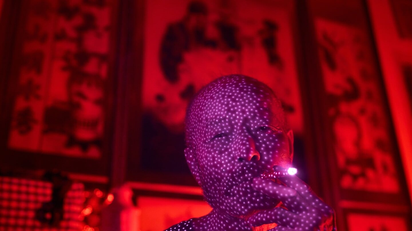 Orice moment al zilei sau al nopții poate fi infiltrat de o tehnologie invizibilă, ce transformă privirea și intimitatea în date