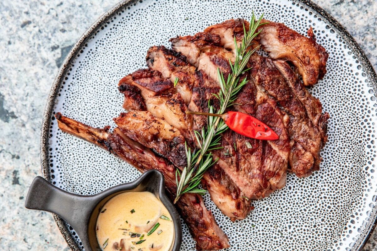 Consumul de carne poate fi asociat cu șanse sporite de a trăi peste 100 de ani, dar rezultatele studiilor recente trebuie analizate cu prudență