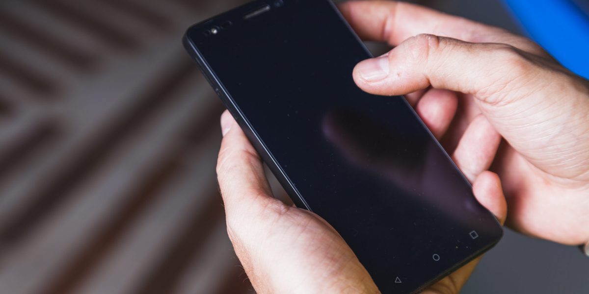 from-hand-using-smartphone-scaled.jpg - PresaObiectiva