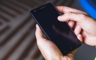 from-hand-using-smartphone-scaled.jpg - PresaObiectiva