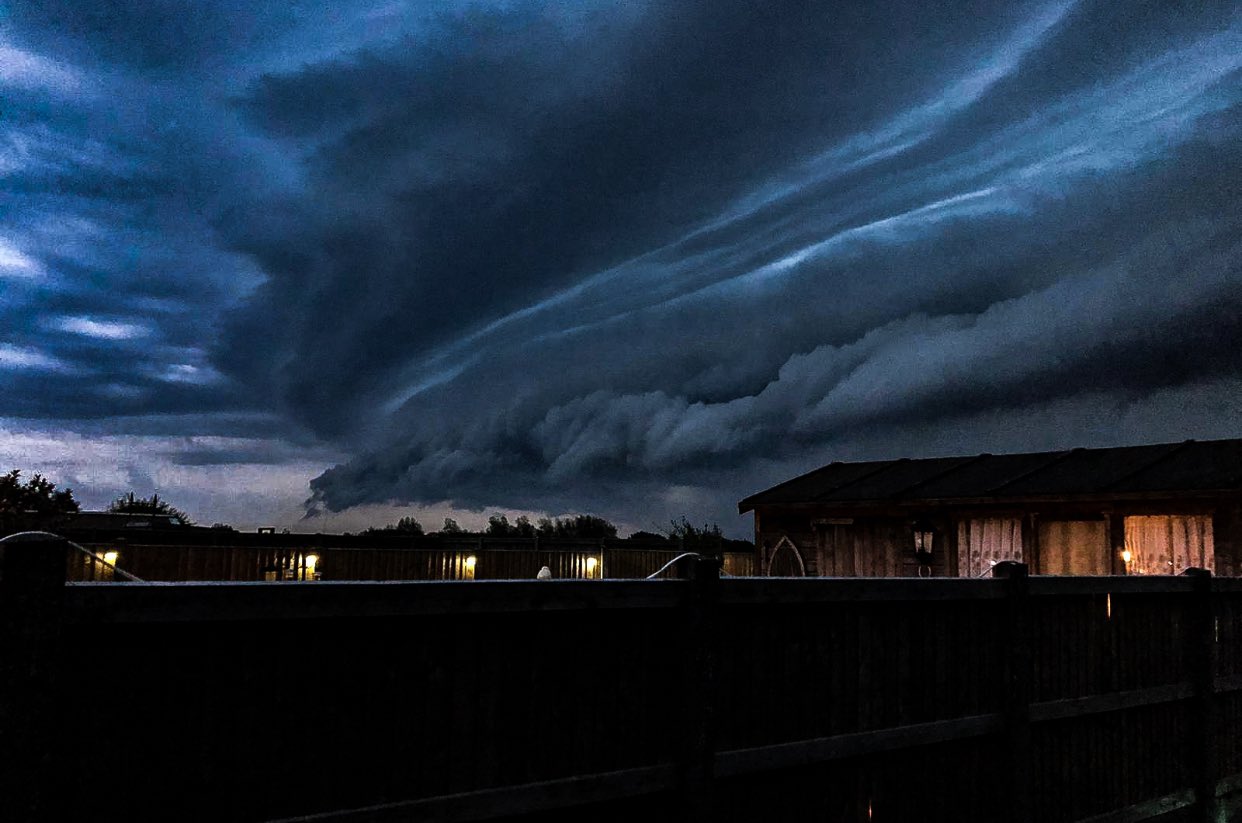 Peste 9.000 de abonați din județul Alba au rămas fără curent electric în această după-amiază, pe fondul condițiilor meteorologice severe care au afectat zona