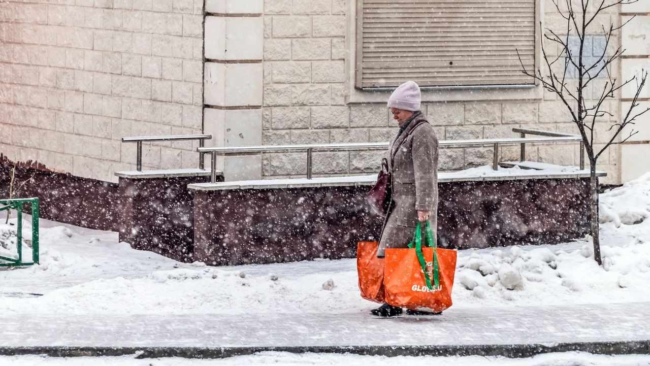 Februarie 2024, lunar în contrast: Ger aspru urmat de zile de primăvară Administrația Națională de Meteorologie (ANM) a anunțat că luna februarie se va caracteriza prin fluctuații termice semnificative, având porțiuni cu temperaturi degerate, situate chiar sub -10 grade Celsius, dar și zile cu valori calde ce pot indica apropierea primăverii