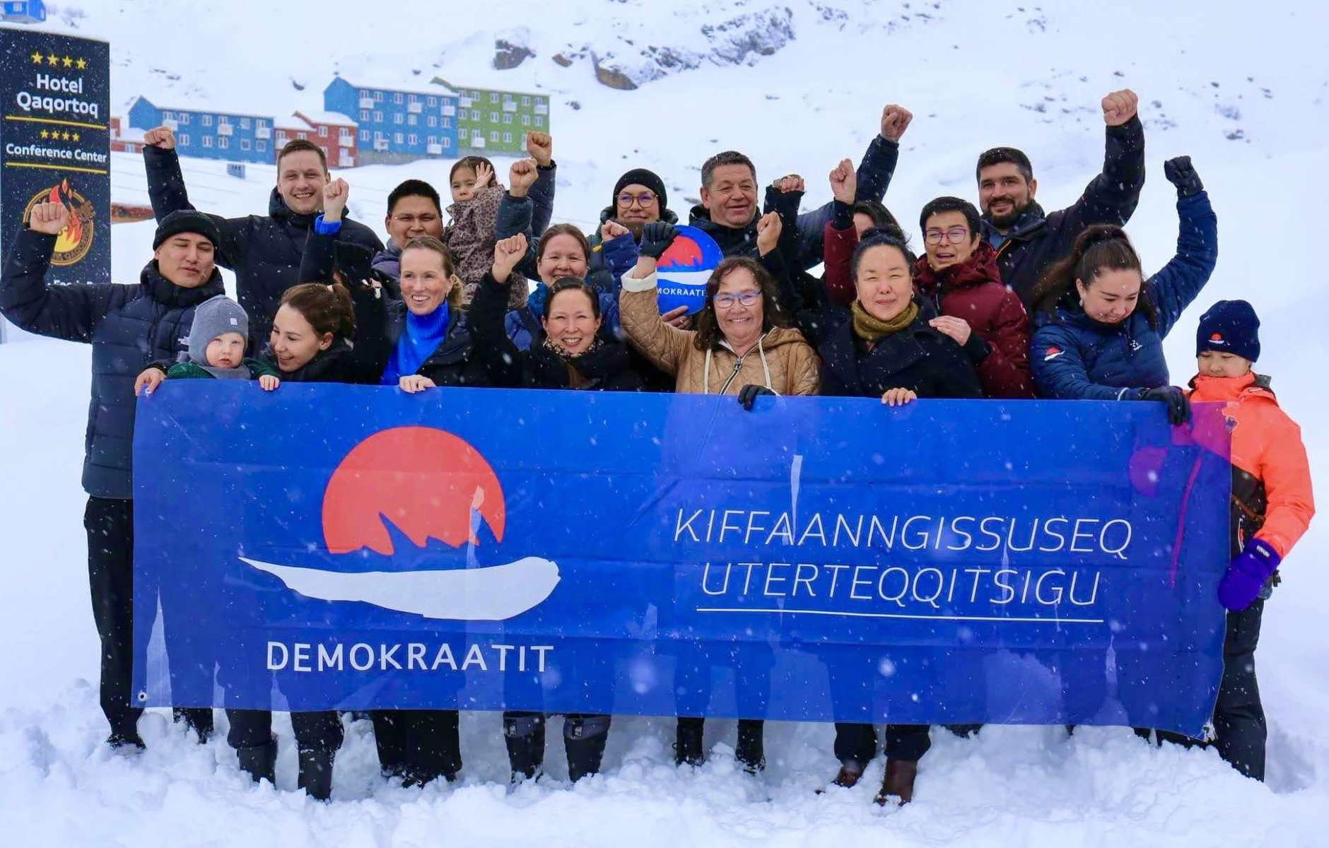 Partidele din Groenlanda declară un front unit în fața declarațiilor lui Trump despre teritoriu Unul dintre cele mai sensibile subiecte în spațiul politic din Groenlanda a fost recentul val de declarații ale președintelui american Donald Trump, cel care și-a exprimat interesul de a cumpăra teritoriul semiautonom din Danemarca, provocând reacții vehemente și o poziționare clară din partea liderilor locali