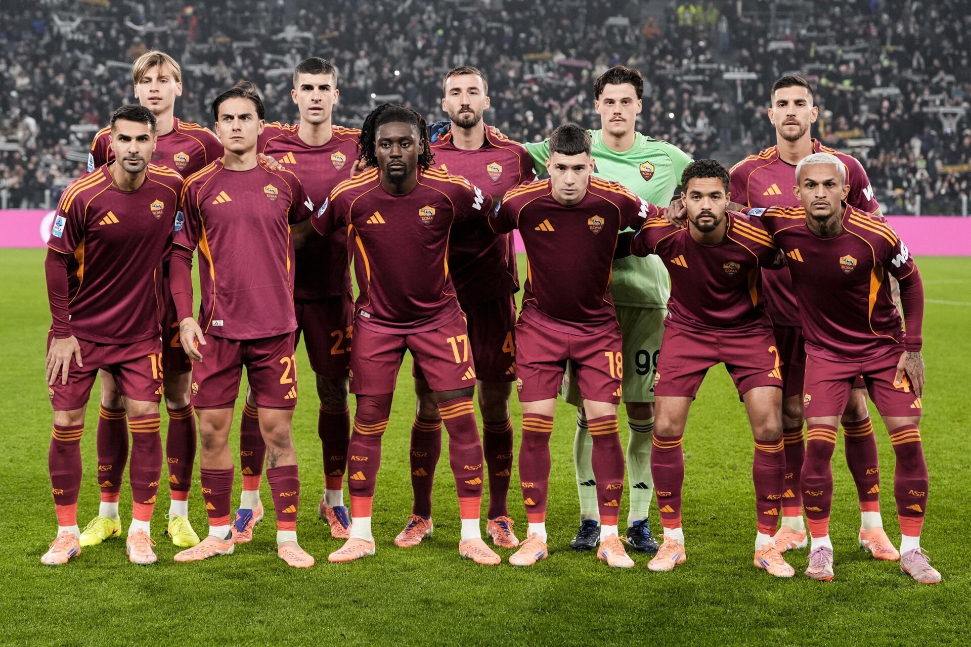 Spectacol fotbalistic duminică seara: AS Roma și Genoa se duelează pe Olimpico Duminică, 29 decembrie, iubitorii fotbalului din Europa au parte de un weekend electrizant, iar în centrul atenției se află meciul AS Roma – Genoa