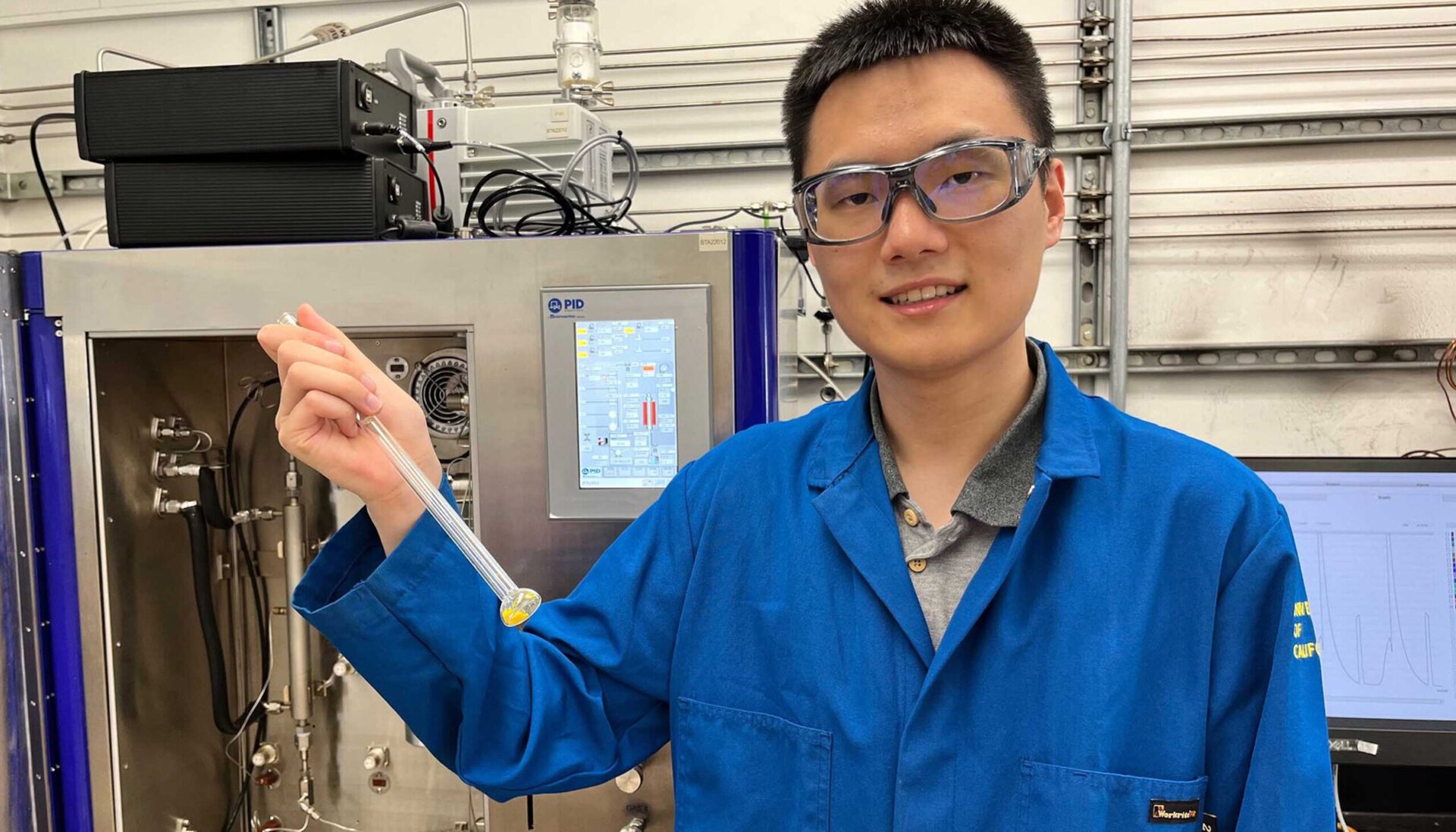 O revoluție tăcută în chimia materialelor: de la descoperiri spectaculoase la aplicații pentru o planetă mai curată Imaginați-vă un viitor în care gazele nocive pot fi capturate direct din aer, apa potabilă obținută eficient în cele mai aride zone, iar resursele energetice să fie folosite mai inteligent, mai curat și mai sustenabil