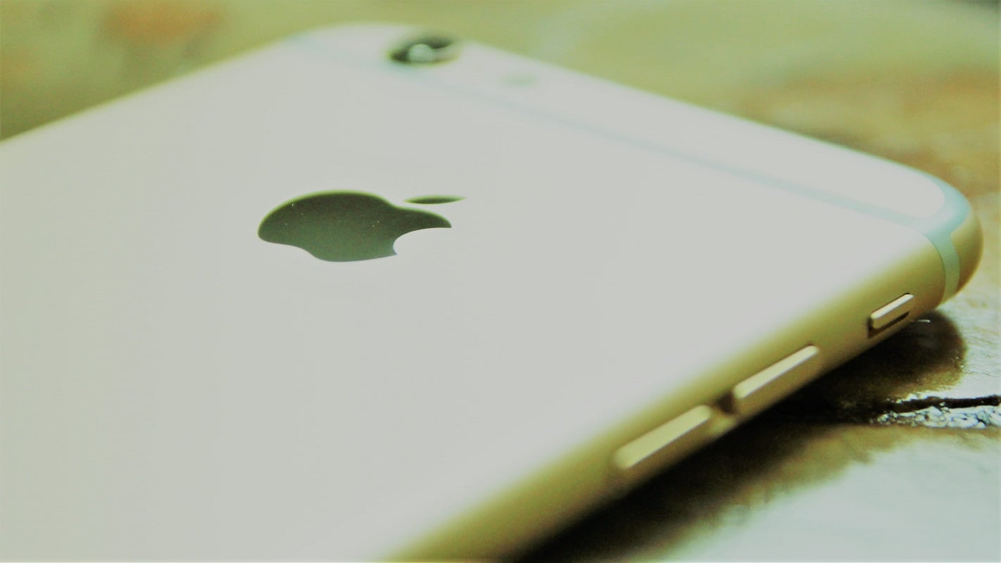 Când AirDrop refuză să funcționeze, provocarea este aproape întotdeauna una simplă, însă frustrantă: o setare de vizibilitate, o conexiune wireless blocată sau o restricție ascunsă pot fi cauza blocajului