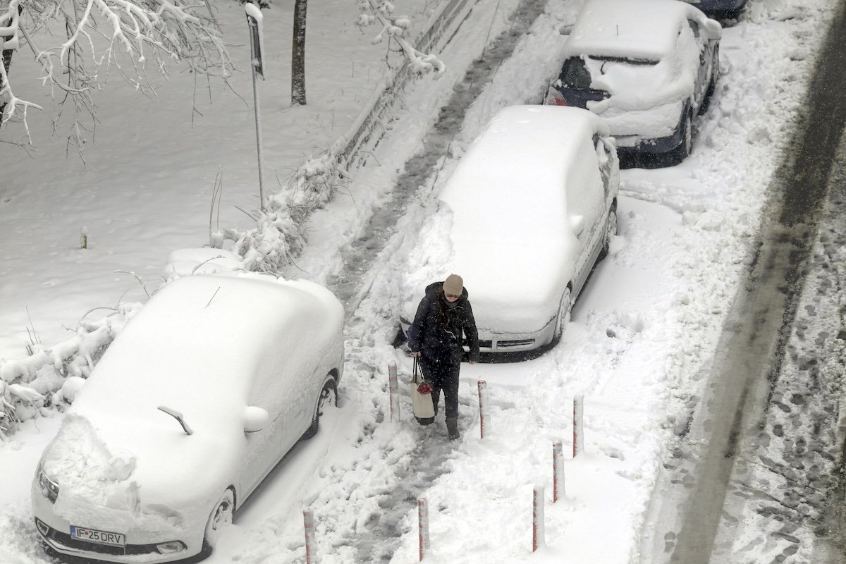 Aerul din București, duminică dimineață, se prezintă din nou în bătaia vântului necruțător al poluării
