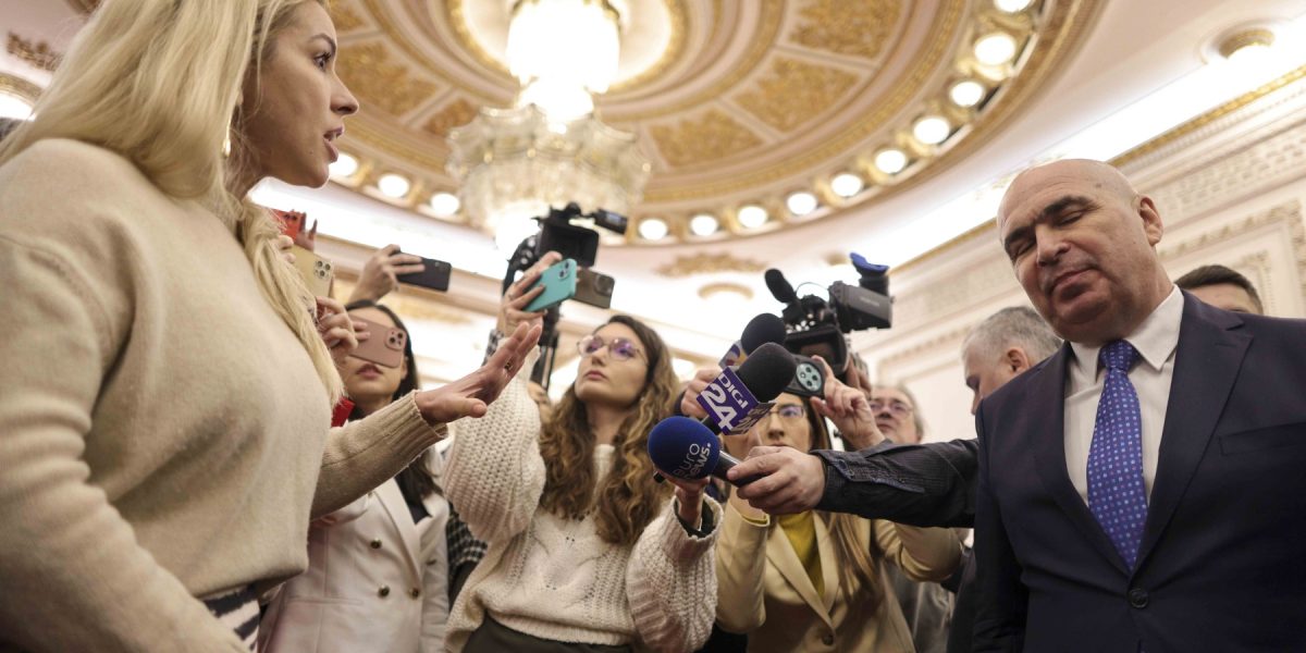 ilie-bolojan-cristina-tabarta-protest-functionari-parlament.jpg - PresaObiectiva