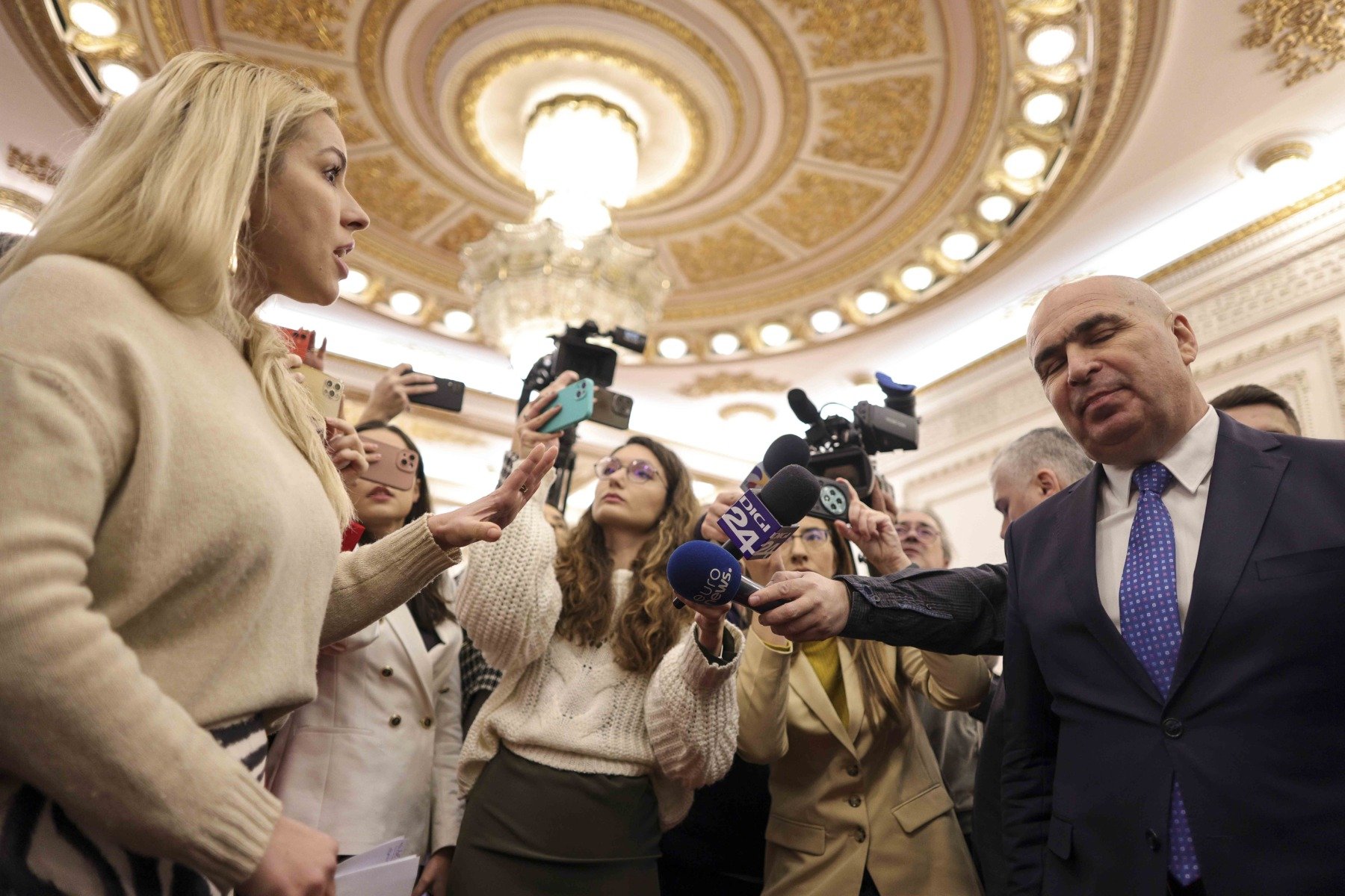 Premierul Ilie Bolojan anunță decizia privind reforma administrativă: între ordonanță de urgență și asumarea răspunderii Într-o declarație exclusivă pentru G4Media, premierul Ilie Bolojan a anunțat că, în cursul săptămânii viitoare, va lua o decizie privind modalitatea de implementare a reformei administrative