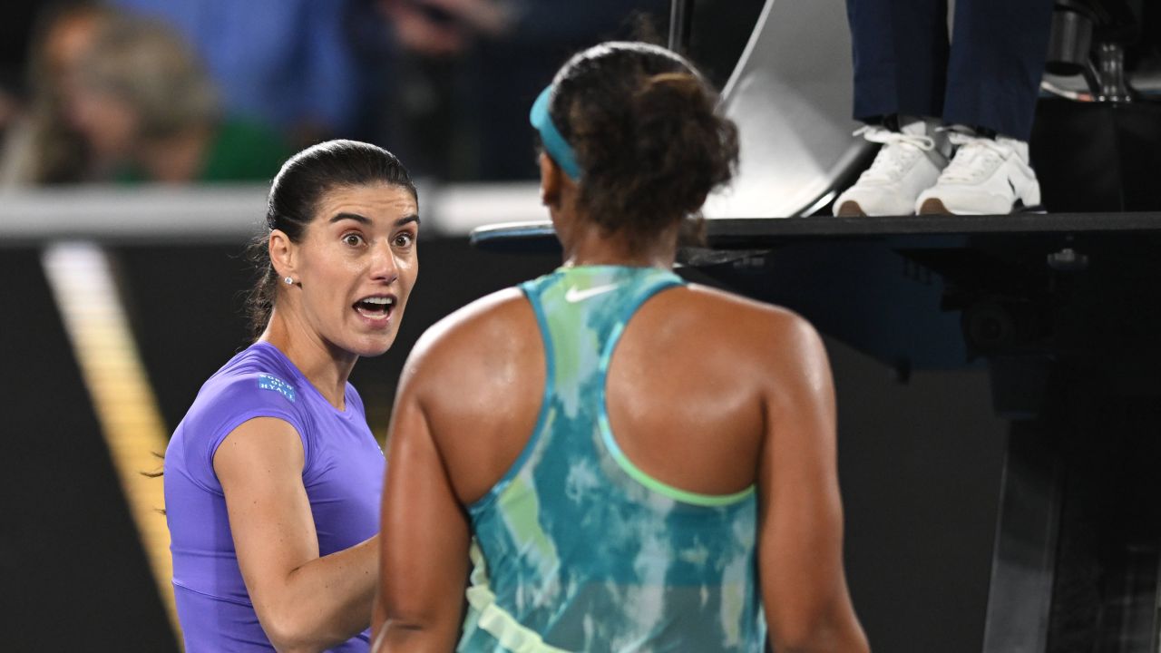 Controversa de la Australian Open: Osanaka și Cîrstea în mijlocul unei dispute sportive Naomi Osaka a reușit să câștige meciul din turul al doilea de la Australian Open împotriva Soranei Cîrstea, cu un scor de 6-3, 4-6, 6-2, dar victoria nu a fost lipsită de controverse