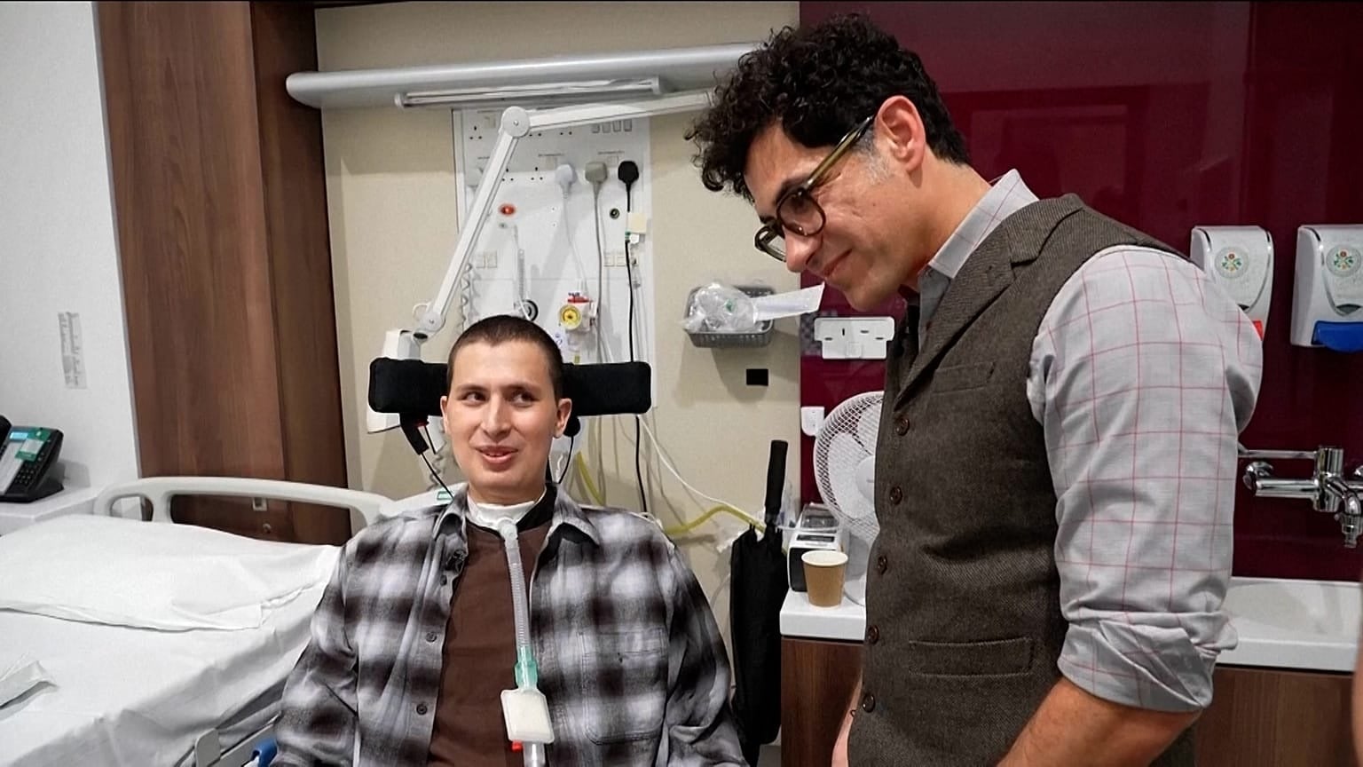 Un student britanic a reușit să își recapete o parte din independență în urma unui accident de scufundări, grație unui implant cerebral dezvoltat de Neuralink, compania fondată de Elon Musk