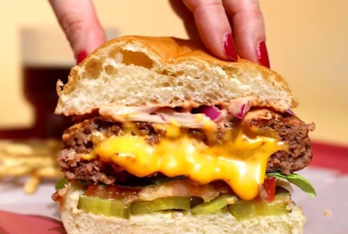 Iarna și comfort food-ul: mai mult decât o simplă plăcere sezonieră Pe măsură ce temperaturile scad și zilele se scurtează, instinctul nostru se îndreaptă spre preparate calde și hrănitoare, menite să ne ofere nu doar energie, ci și o stare de confort și siguranță
