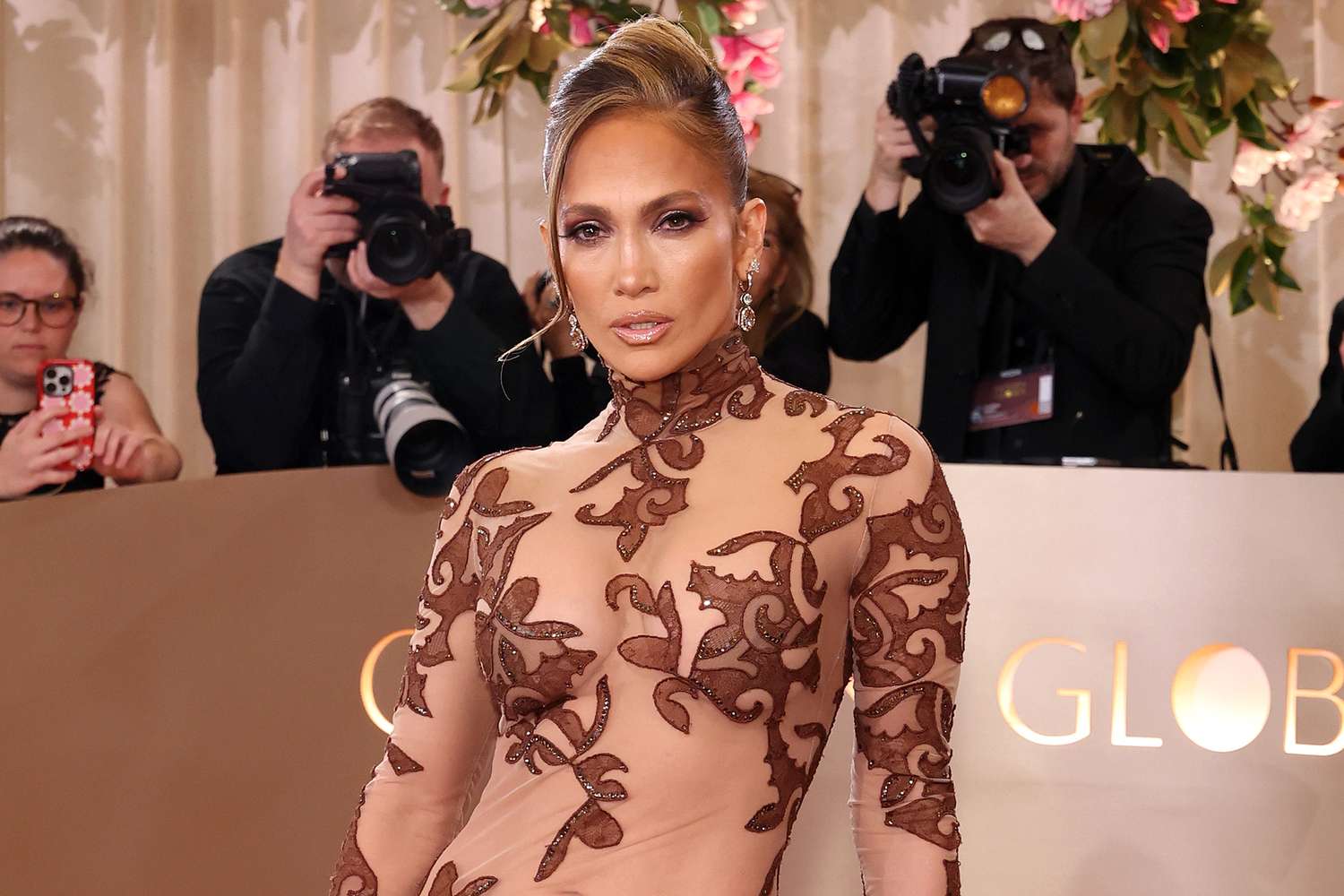 Jennifer Lopez, radiantă în rochie transparentă la Globurile de Aur 2026
