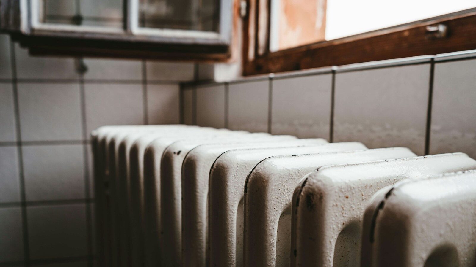 Mii de bucureșteni sunt în continuare nemulțumiți de modul în care sunt facturate serviciile de încălzire și apă caldă, mai ales în contextul recentei crize a sistemului de termoficare din capitală