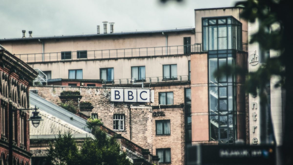 BBC, în centrul unui scandal de etică și legitimitate, a plătit o sumă considerabilă pentru a obține materiale video exclusive, dar în condiții contestate, în Israel