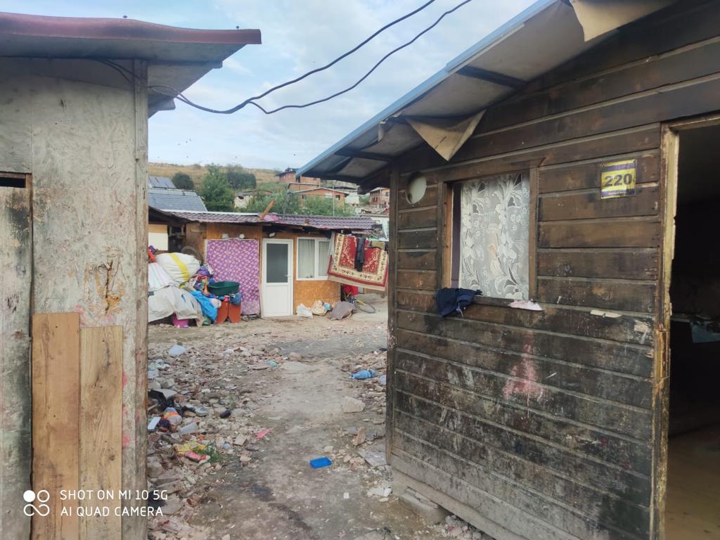 Reprezentanții romilor cer egalitate fiscală: diferențe în taxele și impozitele locale precum și impactul asupra comunităților vulnerabile Criza socială și economică generată de dificultățile din ultimele două decenii a amplificat tensiunile între diferitele comunități din România, în special între populația romă și restul societății