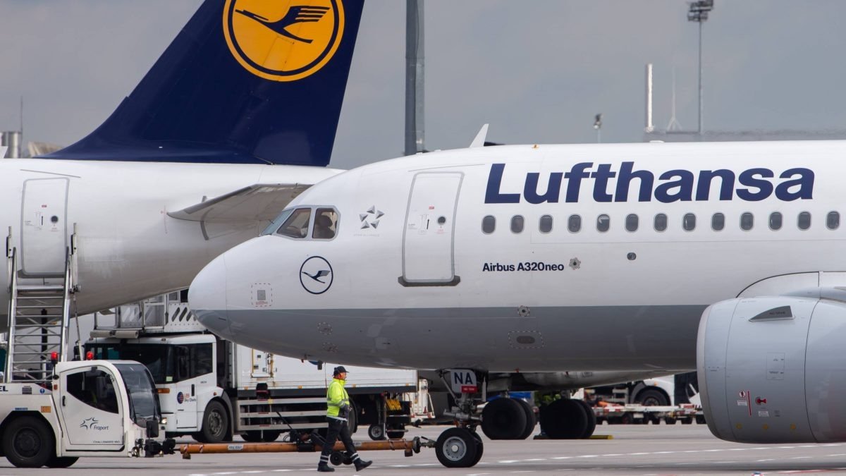 Lufthansa suspendă temporar zborurile spre Teheran din cauza tensiunilor geopolitice și a situației de securitate din Orientul Mijlociu Compania aeriană germană Lufthansa a anunțat oficial suspendarea zborurilor către și dinspre Teheran până pe data de 29 martie, în contextul crescândelor tensiuni din regiune și a situației instabile din Orientul Mijlociu