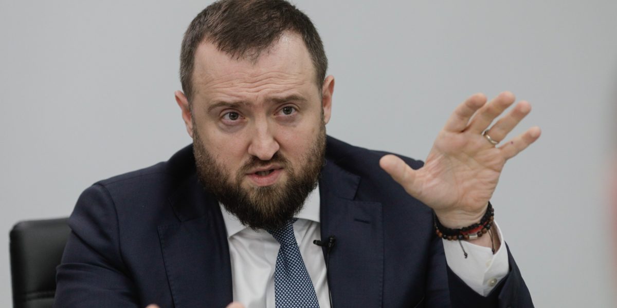 marius-voineag-expresie-cu-mainile.jpg - PresaObiectiva