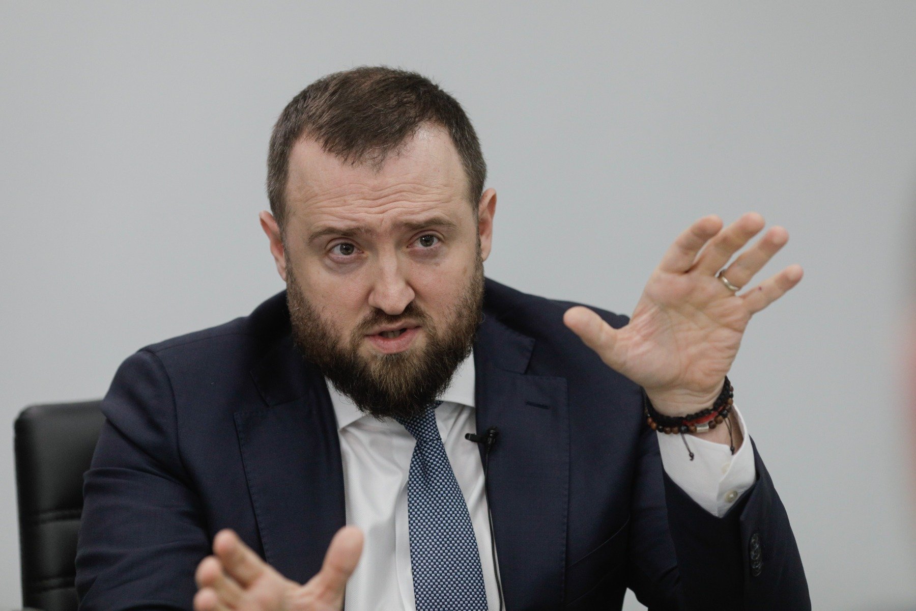 Dezinformare sau neînțelegere? Povestea celei mai recente polemici legate de reportajul „Justiție Capturată” Într-un climat mediatic deja încărcat de tensiuni și controverse legate de justiție și alimentate de declarațiile politice și judecătorești, un nou episod a escaladat conflictul dintre autorități și jurnaliști