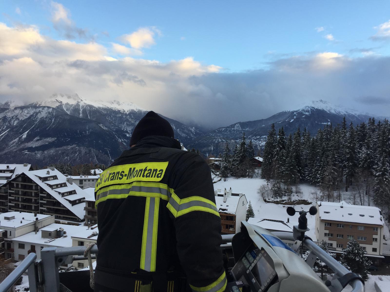 Incendiul devastator din Crans-Montana: martor român, implicat la fața locului, povestește despre tragedie și speranță Noaptea trecută, stațiunea elvețiană Crans-Montana a fost zguduită de un incendiu extrem de grav care a afectat unul dintre barurile locale, lăsând în urmă pagube majore și speranțe frânte