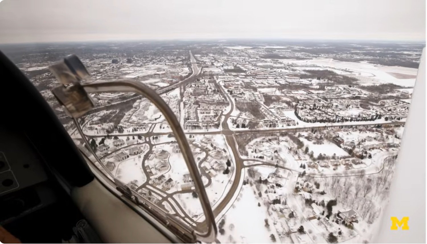 Gheața de pe drumuri și din aer rămâne un factor extrem de periculos, fiind responsabilă anual pentru o părticică semnificativă din accidentele rutiere și aviatice