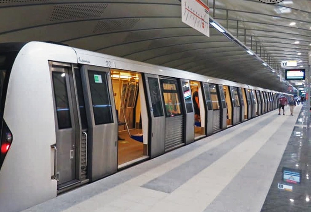 UPDATE: Pompierii intervin pentru salvarea unei femei de sub un tren de metrou Pompierii din cadrul ISU București – Ilfov au fost solicitați astăzi pentru a extrage o femeie în vârstă de aproximativ 60 de ani, găsită sub o garnitură de metrou în stația Constantin Brâncoveanu, situată în sectorul 4 al capitalei