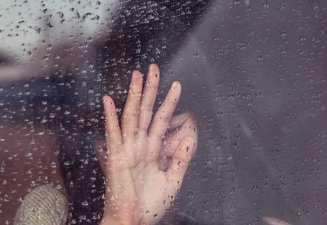 Doi tineri, unul de 21 de ani și celălalt de 28 de ani, au fost reținuți miercuri de procurorii DIICOT-Structura Centrală, în urma unei investigații care vizează infracțiuni grave legate de pornografia infantilă și abuzurile sexuale