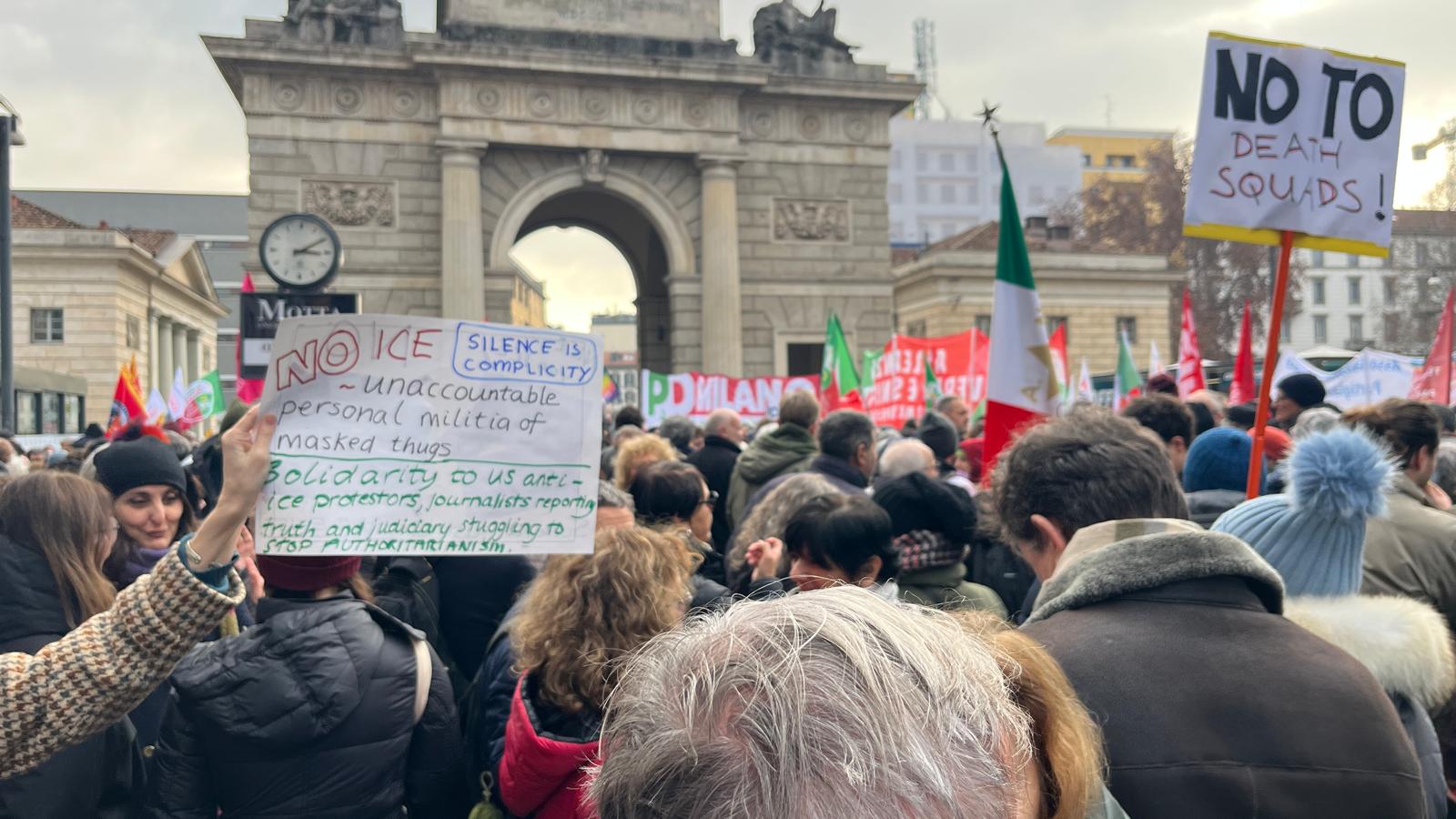 Milano a fost scena unei manifestații inedite sâmbătă, când câteva sute de persoane s-au adunat în Piața 25 aprilie pentru a protesta împotriva prezenței agenților Serviciului pentru Imigrație și Vamă din Statele Unite (ICE) în timpul desfășurării Jocurilor Olimpice de Iarnă