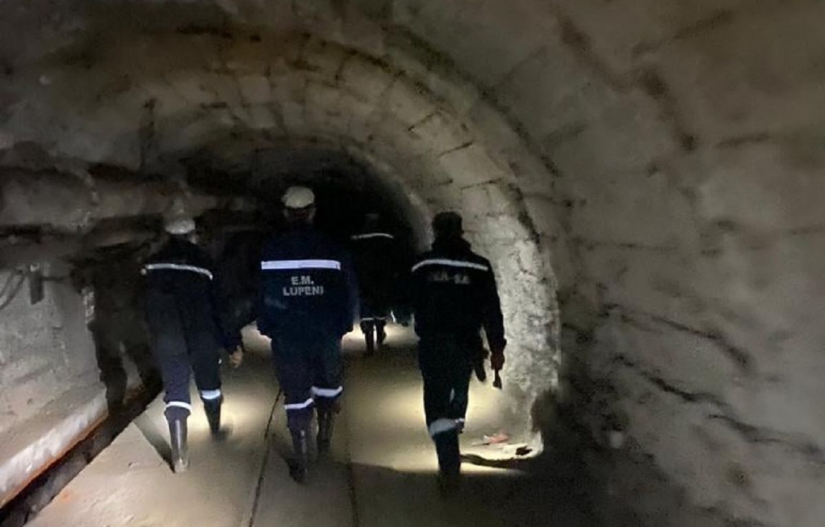 Valul de incertitudini asupra miniere din zona Valea Jiului pare să se potolească temporar, după ce planurile de închidere definitivă a exploatărilor miniere de lignit Lonea și Lupeni au fost amânate pe termen nelimitat