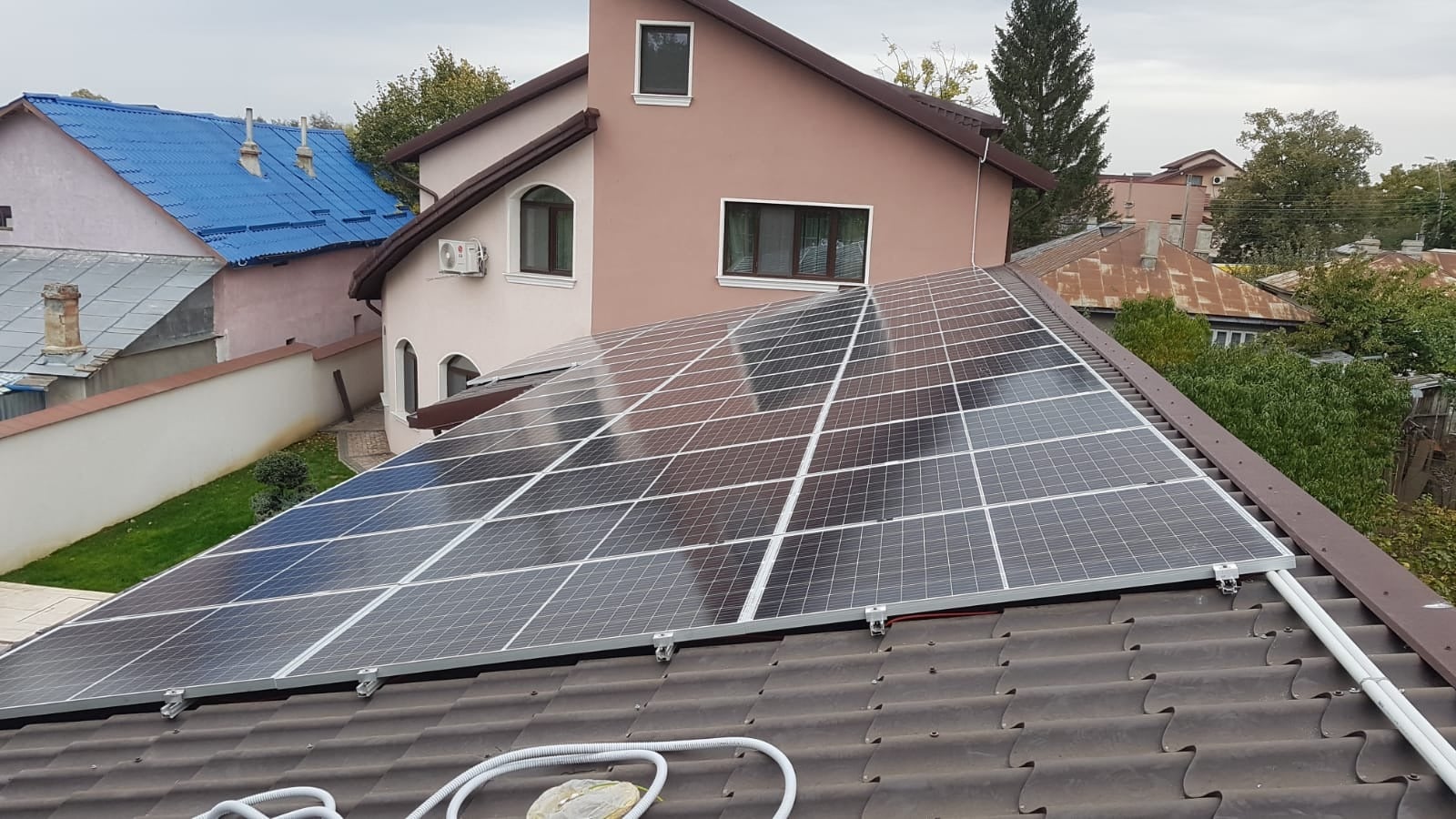 Ghid pentru instalarea corectă a panourilor solare acasă.