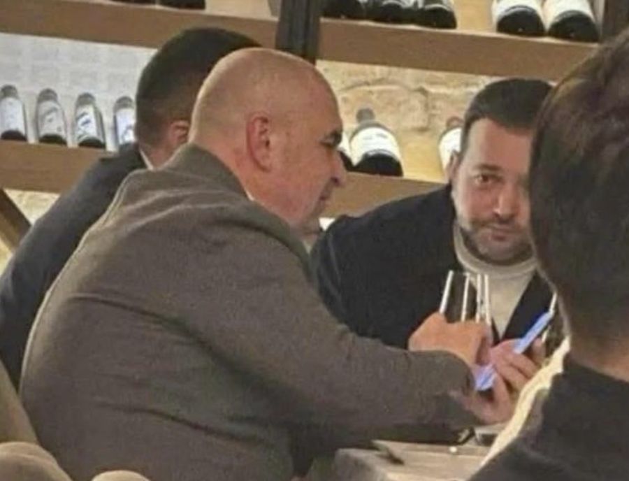 Fotografia de la cina privată între Mihai Morar și Ilie Bolojan scandalizează România O fotografie surprinsă într-un restaurant din Cetatea Oradea, unde Mihai Morar s-a aflat la o cină privată cu premierul Ilie Bolojan și primarul Florin Birta, a stârnit un val de controverse pe rețelele sociale și în presa centrală