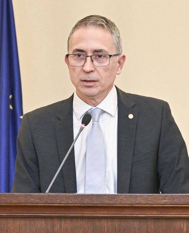 Mugur Tolici, noul director al Direcției de emisiune și tezaur la BNR Mugur Tolici va prelua conducerea Direcției de emisiune și tezaur din cadrul Băncii Naționale a României (BNR) începând cu 1 februarie, înlocuindu-l pe Ion Nițu, care s-a pensionat după o îndelungată carieră în serviciul public, începută în 1999