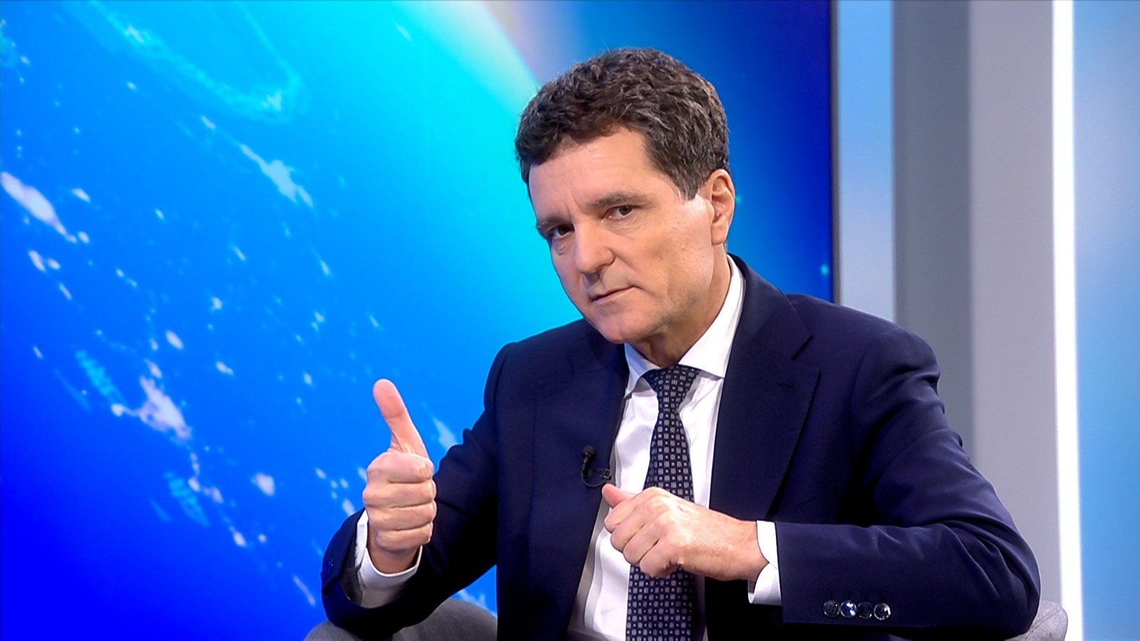 Timișoara, 27 octombrie 2025 – O crimă planificată de trei adolescenți în județul Timiș a zguduit opinia publică și a readus în atenție problemele grave ale tinerilor din România, într-un context marcat de incidente similare peste hotare