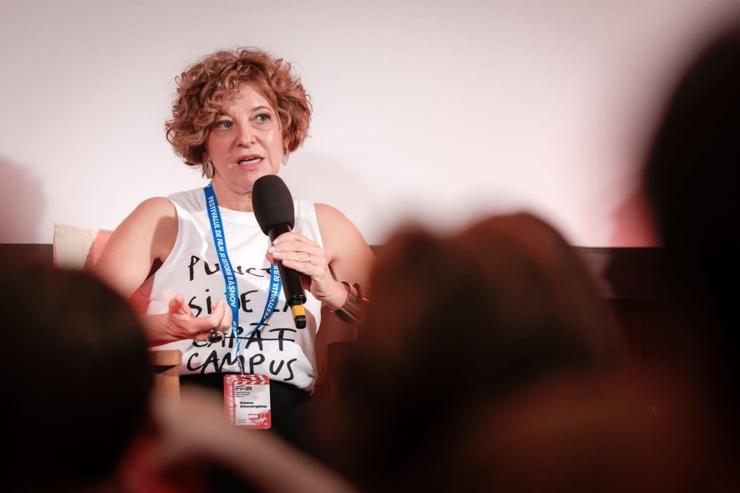 Oana Gheorghiu, viceprim-ministru și personaj cunoscut pentru implicarea sa în domeniul social, face un apel deschis către profesioniștii din diverse domenii, îndemnându-i să participe activ la procesul de recrutare pentru viitoarele consilii de administrație ale companiilor de stat din România