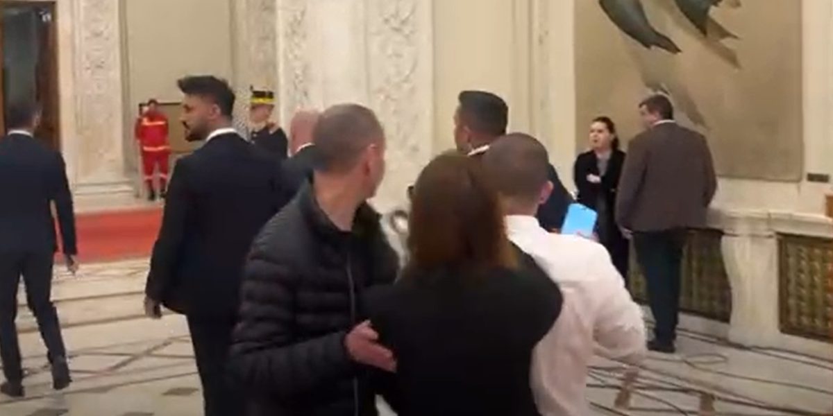 ofiter-de-presa-guvern-impinge-jurnalisti.jpg - PresaObiectiva