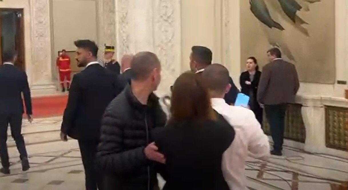 Ofițerul de presă al Guvernului, sancționat după incidentul cu jurnaliștii la Parlament Un incident surprinzător a avut loc la sfârșitul lunii noiembrie, în holurile Parlamentului, când un ofițer de presă al Guvernului s-a făcut vinovat de un comportament controversat față de jurnaliști