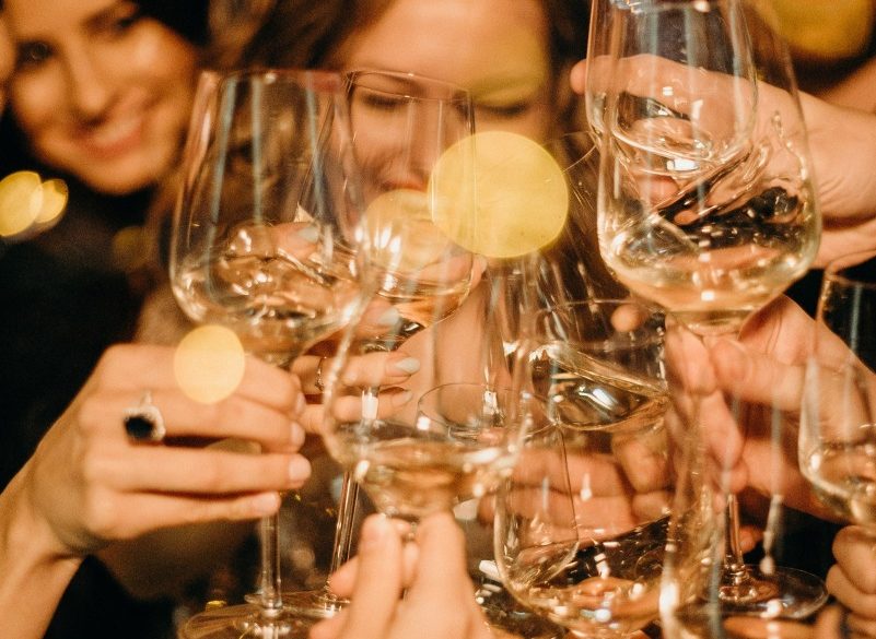 party-petrecere-revelion-distractie-vacanta-bautura-noroc-cottonbro-3171736-e1657382790968.jpg - PresaObiectiva