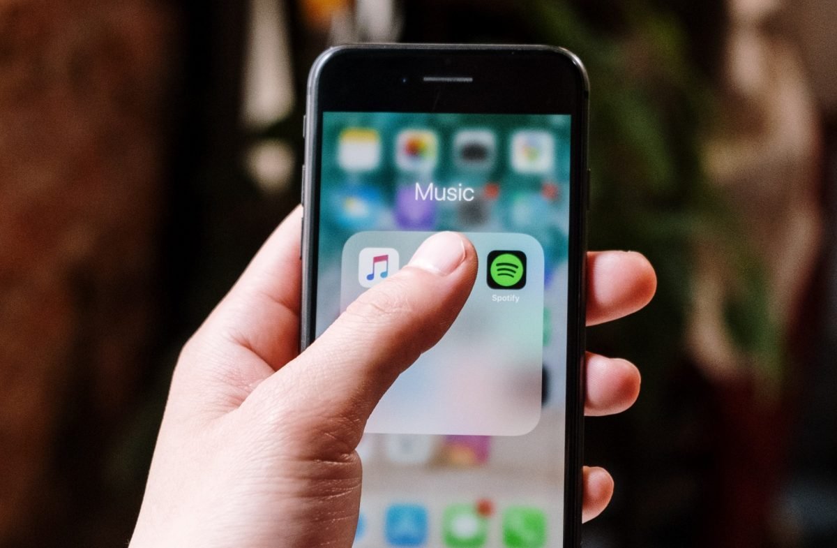 Luis Maria Bunescu, consilier local în Alba, și victoria sa în instanță pentru participarea online la ședințele de CL Un consilier local din comuna Cenade, județul Alba, reușește să contribuie la schimbarea modului în care reprezentanții aleși pot participa la ședințele consiliului, beneficiind de o hotărâre judecătorească ce îi asigură dreptul de a fi prezent și de a participa online