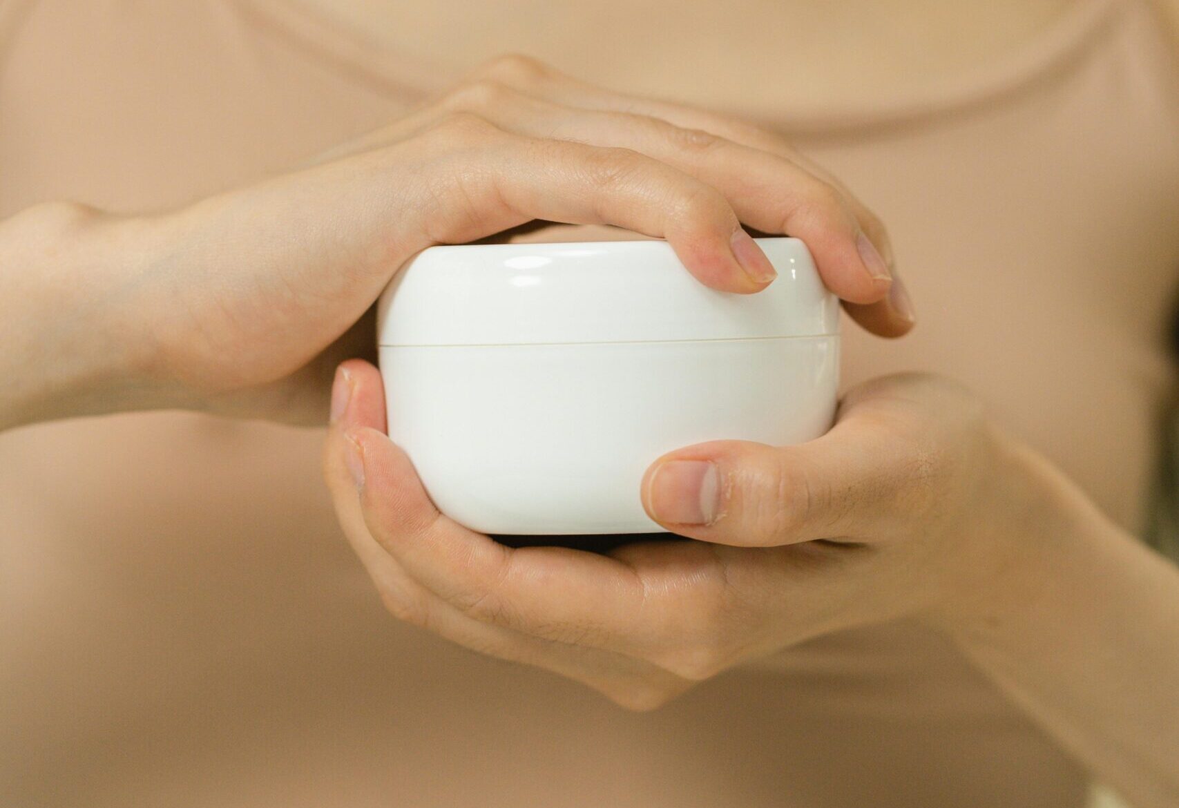 Menopauza: nu doar bufeuri și schimbări de dispoziție, ci și provocări pentru sănătatea pielii Pentru multe femei, menopauza reprezintă un punct de cotitură în viață, fiind asociată, în cele mai comune cazuri, cu bufeuri, transpirații nocturne și fluctuații de dispoziție