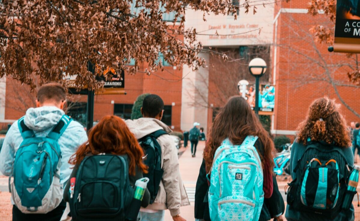 Elev de la Liceul Teoretic Friedrich Schiller din Oradea, acuzat de hacking școlar, a fost adus în fața instanței după ce ar fi pătruns ilegal în catalogul electronic al școlii și ar fi modificat note pentru sine și colegi